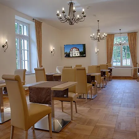 Dirks Am Schloss 3*